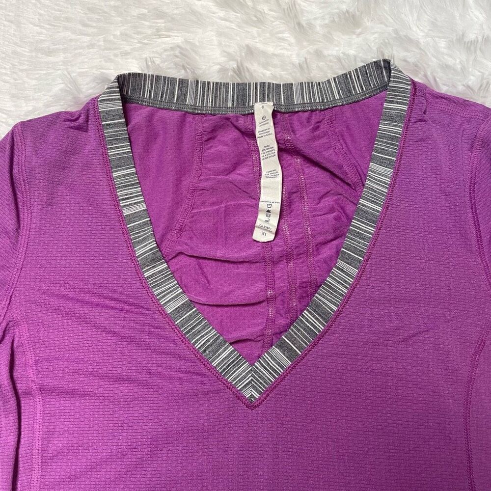 Lululemon Tshirt Top Run Energy Purple Womens Size 6 Vneck Stretch Lightweight - Picture 3 of 8